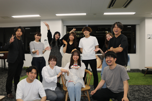 【第二新卒歓迎】SNS×コスメ事業 アカウントプランナー ／月給30万～／完全週休2日制